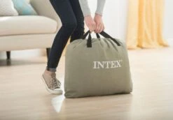 Intex Deluxe Pillow Rest Raised Luchtbed - Eenpersoons - Ingebouwde Elektrische Pomp -Buitenuitrusting 1320 1900 64132 inuse1 2017 300
