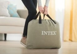 Intex Prime Comfort Luchtbed - Queensize - Ingebouwde Elektrische Pomp 18 Intex Prime Comfort Luchtbed - Queensize - Ingebouwde Elektrische Pomp -Buitenuitrusting 1320 1900 64164 inuse2 2020 300