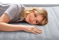 Intex Comfort Plush Extra Hoog Luchtbed - Queensize - Ingebouwde Elektrische Pomp -Buitenuitrusting 1320 1900 64418 inuse2 2022 300