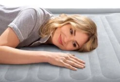 Intex Comfort Plush Luchtbed - Eenpersoons - Ingebouwde Elektrische Pomp -Buitenuitrusting 1320 1900 67766 inuse4 2022 300