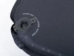 Exped SIM 3.8 LW Zelfopblazende Slaapmat -Buitenuitrusting 1441 1900 sim black valve close 1