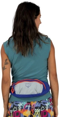 Osprey Daylite Heuptas - Blauw/Oranje 13 Osprey Daylite Heuptas - Blauw/Oranje -Buitenuitrusting 1900 1900 0007 daylitewaist s23 onbody5 silverliningblueberry 10005144
