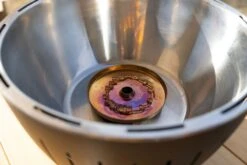 LotusGrill XL Hybrid Houtskoolbarbecue - Rood 17 LotusGrill XL Hybrid Houtskoolbarbecue - Rood -Buitenuitrusting lotusgrill binnenkant pitje 3