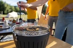 LotusGrill XL Hybrid Houtskoolbarbecue - Rood 23 LotusGrill XL Hybrid Houtskoolbarbecue - Rood -Buitenuitrusting lotusgrill in gebruik hamburger 3